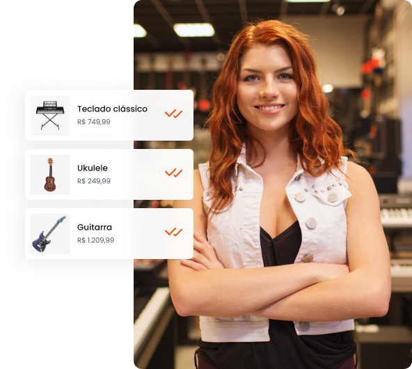 Mulher de camisa laranja sorrindo e usando. Ao lado, simulação da loja de aplicativos da Webstore.